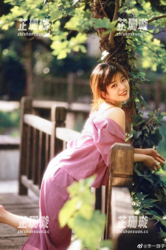 秀人网 - 陆萱萱复古旗袍主题高清图册，领略古典服饰之美与现代风情