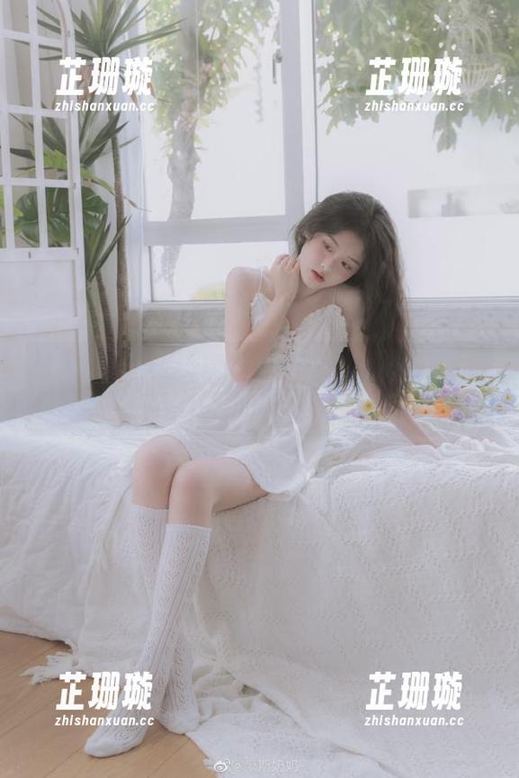 秀人网 - 黄婧GIGI教室写真图包：静谧时光与心灵碰撞的艺术体验