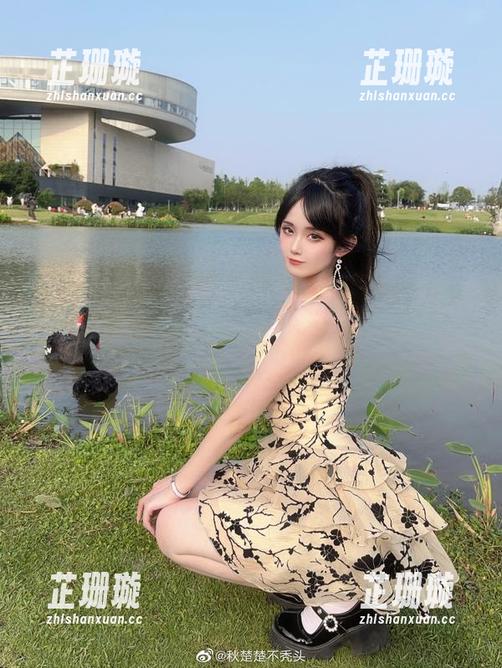 探索秋楚楚不秃头的棉袜世界，分享她的写真合集带来的美丽灵感
