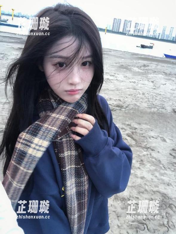紧急企划 - 感受小婕清纯写真魅力，立即下载为你定制的青春印记