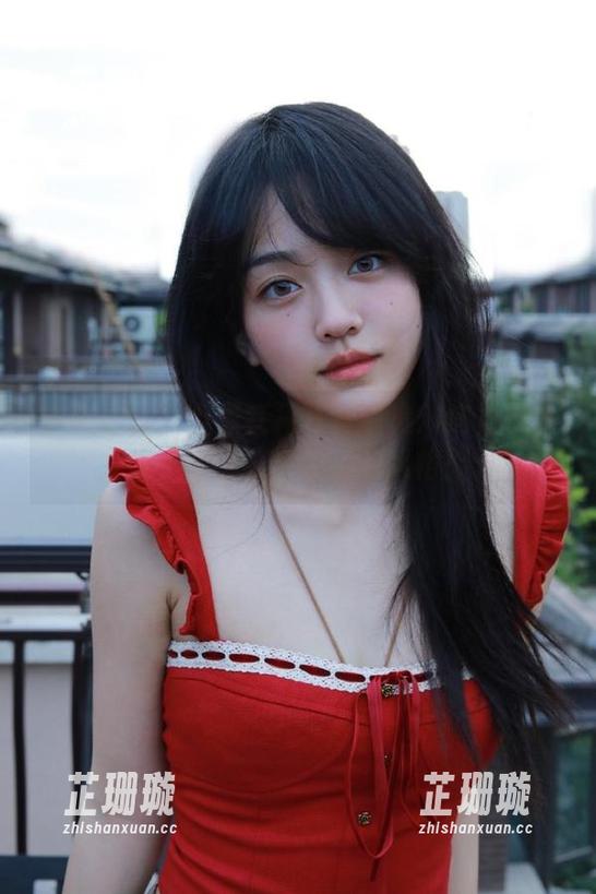 紧急企划 - 小恩红裙写真精选：这裙子太撩了，快来学学她的风格！
