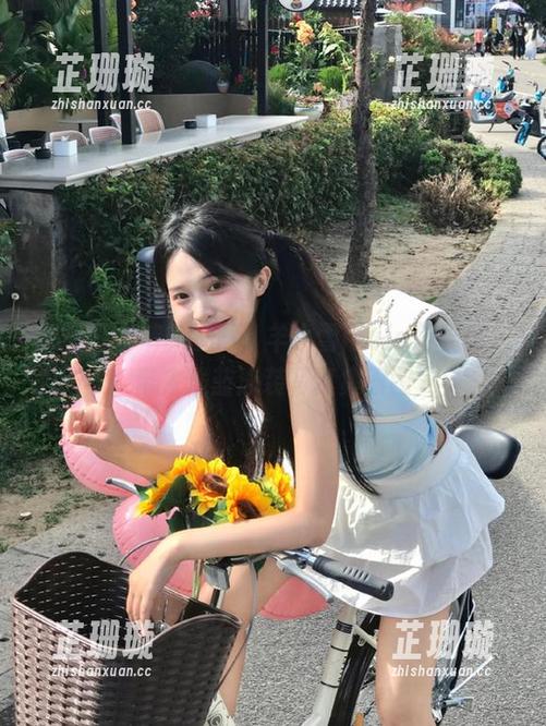 微密圈 - 清新夏日：羊小雪juvia舰长图包带来浅蓝泳装写真集原图