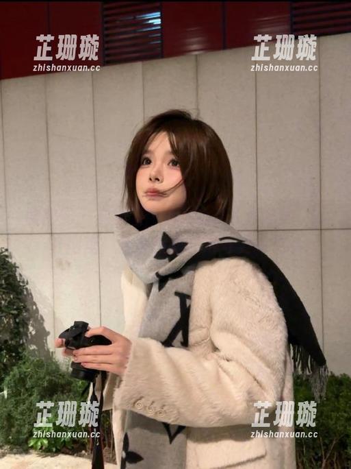 微密圈 - 羊小雪juvia泳池写真合集，打开网盘，亲密接触艺术与美的交融