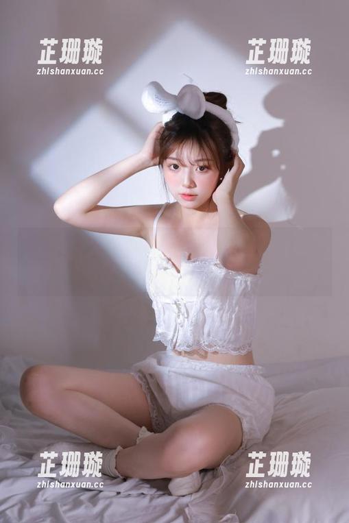 美媛馆 - 探索Milk楚楚白衬衫的魅力，下载她的全套写真，让你的灵感狂欢！