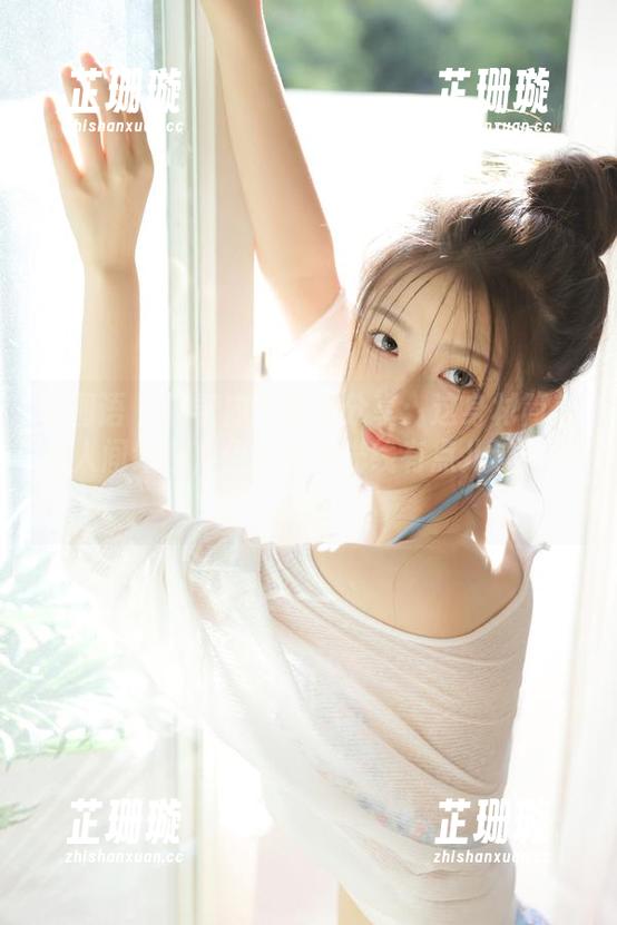 艺图语 - 羽希内衣写真分享：这身材简直是人间绝色，但我觉得光线有点儿过于迷离！
