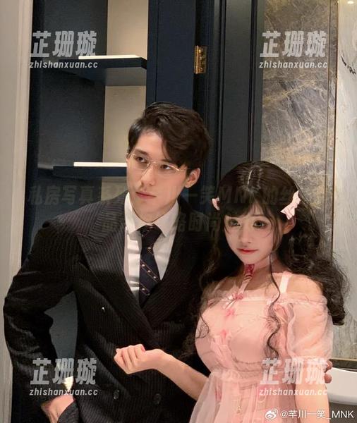 私房写真系列：芊川一笑MNK的丝袜作品带你领略时尚魅力
