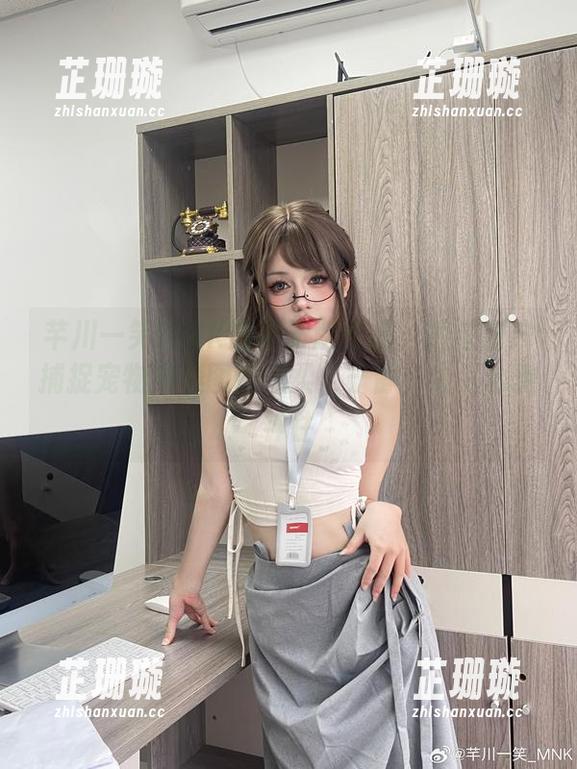 芊川一笑MNK的电子版作品：透过窗户捕捉宠物猫美图的温柔与宁静，令人心驰神往