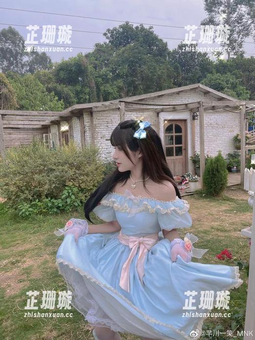 细细观看芊川一笑MNK展现的舞娘玉藻前，原图中的魅力如波澜般荡漾开来
