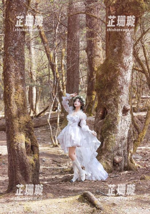 发现苏嫣嫣阿姨的美脚写真，分享她的自信与风采
