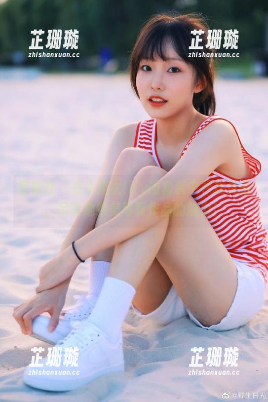 蜜桃社 - 在小魔女lily的套装中寻找灵感，尽享她绝美写真作品的魅力！
