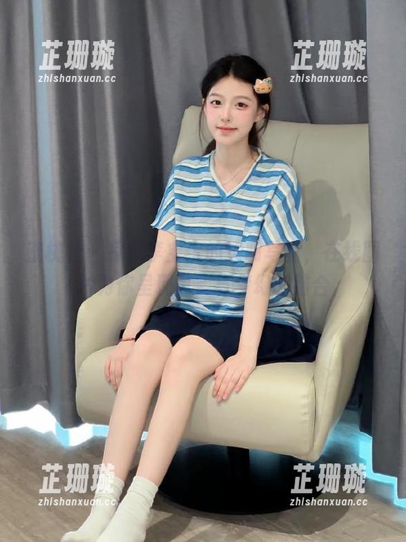 蜜桃社 - 探索李宝宝的透明写真，在线图片为你呈现真实与梦幻的结合