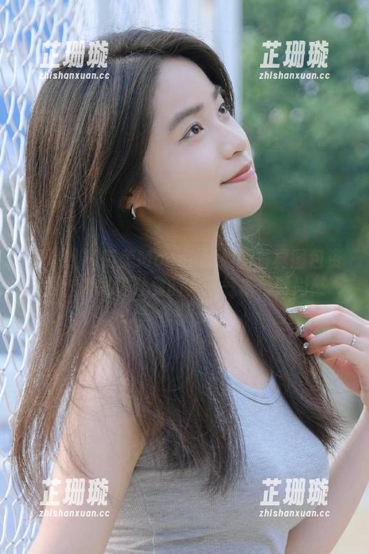 蜜桃社 - 萌美Moemi姐姐的写真图包资源，瞬间提升你的文艺气质与时尚感