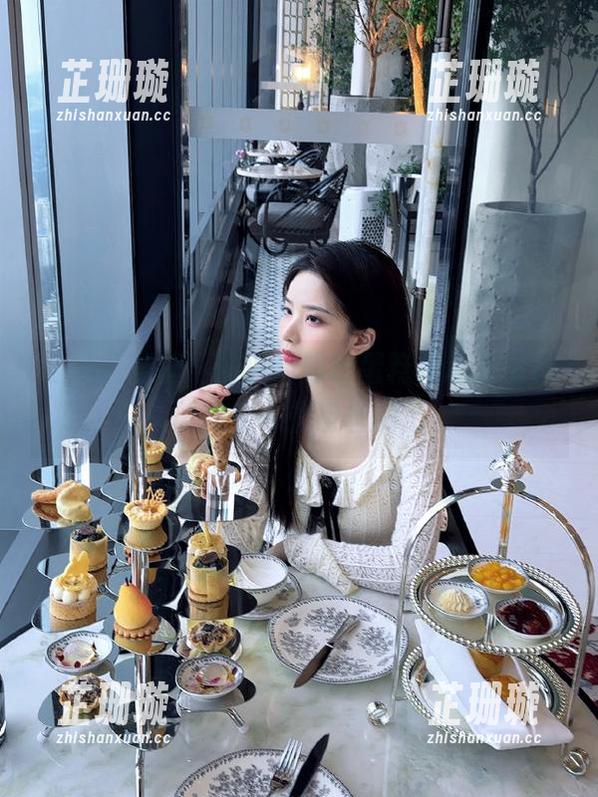 让爱意蔓延，袜小喵黑色蛋糕裙私拍套图，俘获每一位粉丝的心。