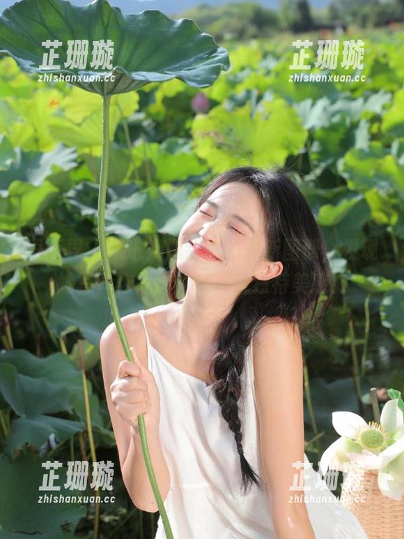 语画界 - 走进奶瓶甜心的最新图册，发现她写真作品中的每一份独特美感！