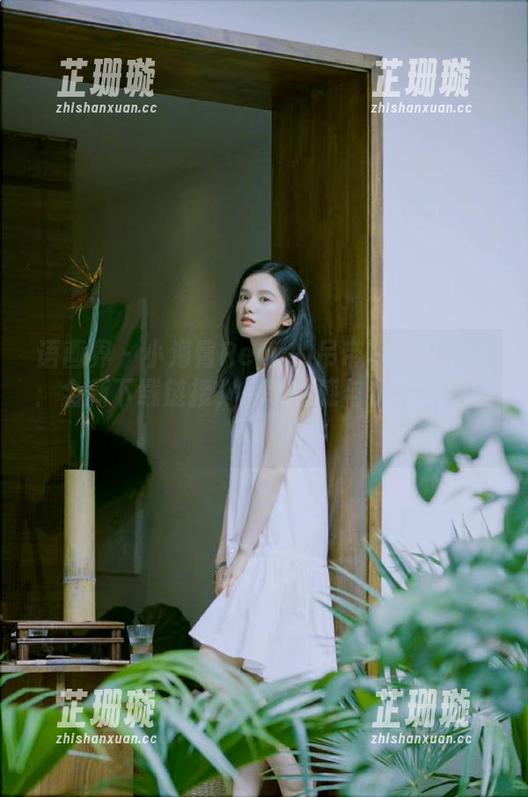 语画界 - 小海臀Rena的吊带写真作品集：全新下载链接，尽享性感与优雅的完美结合