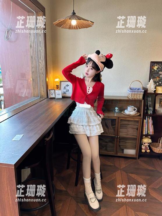语画界 - 小海臀Rena甜美短裙写真图包，快来领取这份可爱合集吧！