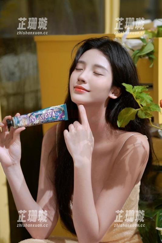 语画界 - 不可错过的高清写真，李丽莎棉袜给你温暖又时尚的视觉享受！
