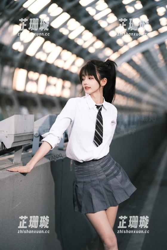 语画界 - 李丽莎护士的温暖时刻：下载她的原图与图包，感受那份纯粹