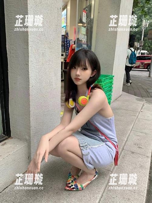 轰趴猫 - 一起欣赏曲曲的私拍连体衣图集，感受她的独特风格与魅力！