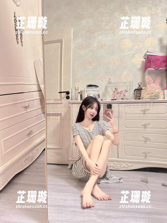 来自轻兰映画的精彩：黄帽学妹的白丝作品集更新，时尚界的新宠！