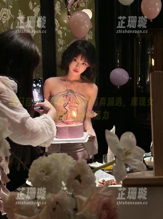 回归自然：逐月Su短裙写真精选，展现女孩的清新与活力