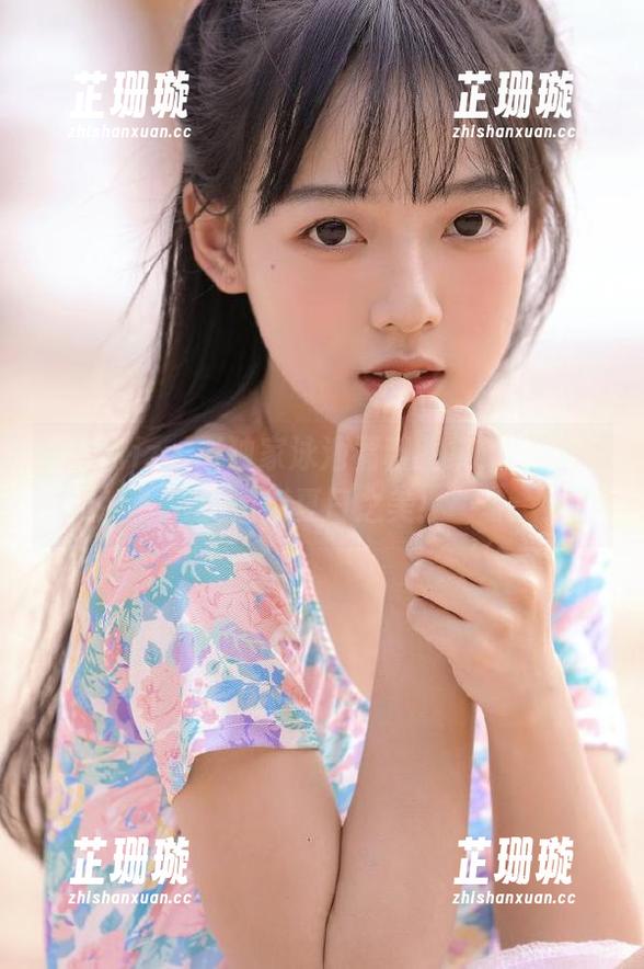 铭铭kizami独家泳池福利图集，带你畅游清新夏日之美！