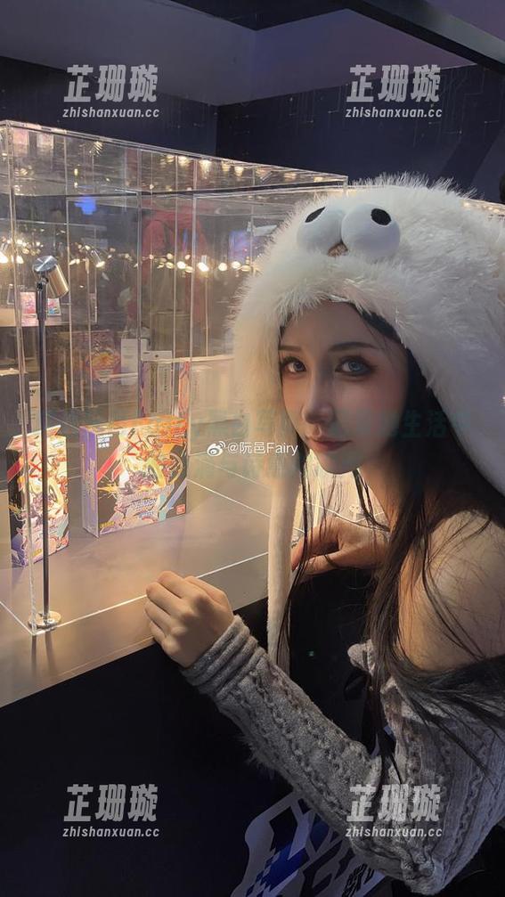 精选阮邑Fairy黑白写真，记录她生活中的点滴与诗意的瞬间