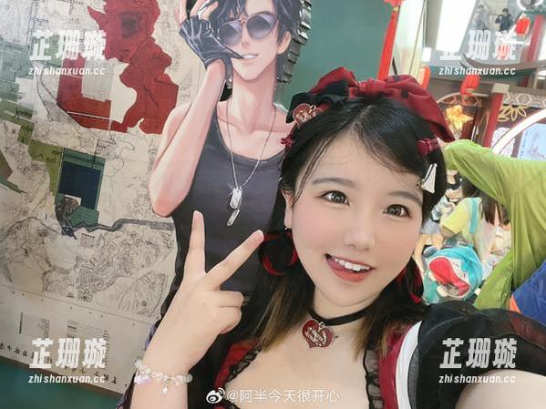 最新阿半今天很开心御姐图集，尽情享受她的多面魅力与风情！