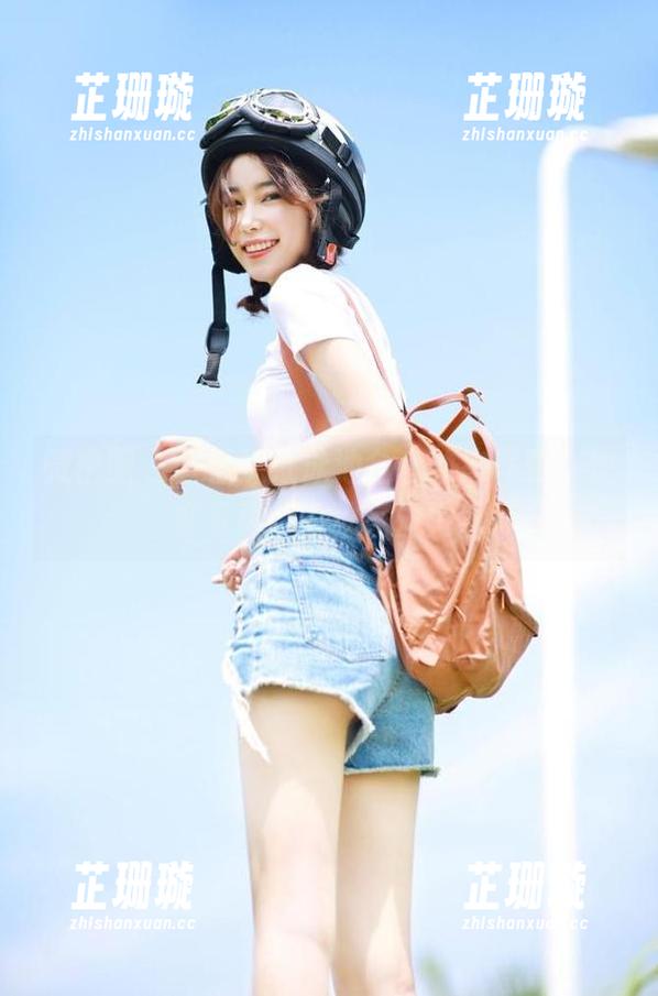 微密圈 - 雪怡妹纸泳池全套动态写真，快来下载解锁独家魅力！
