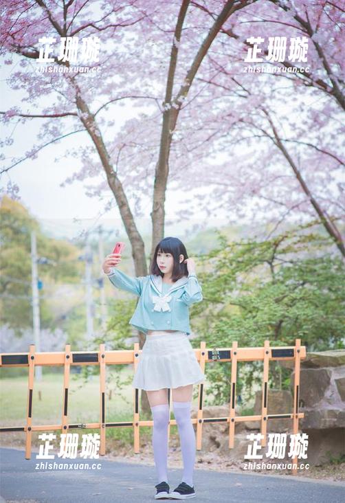 最新蓝色制服写真原图曝光，雯粥粥i尽显青春活力