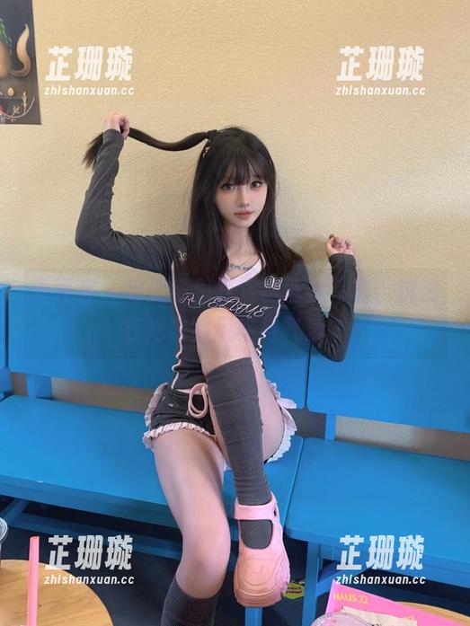 青豆客 - 唯美绮里嘉定制丝袜写真，沉浸在她独特风格与气质中