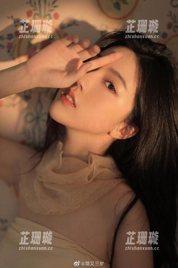 魅妍社 - 小尤奈的双人写真，在线分享她与朋友的浓情瞬间