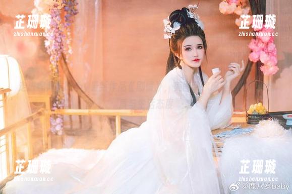 走进鹿八岁baby最新作品《剧情》，美图带你感受她的艺术气质与生活态度
