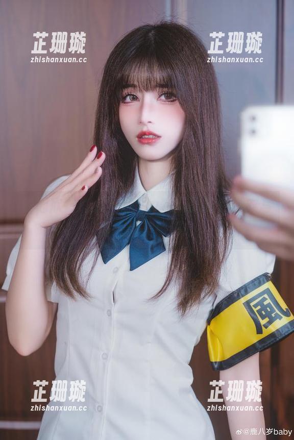 一起欣赏鹿八岁baby定制的粉色睡衣写真，甜美感满分