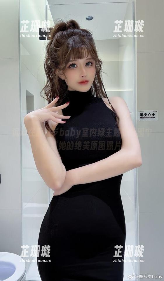沉浸在鹿八岁baby室内绿主题的氛围中，分享她的绝美原图照片！