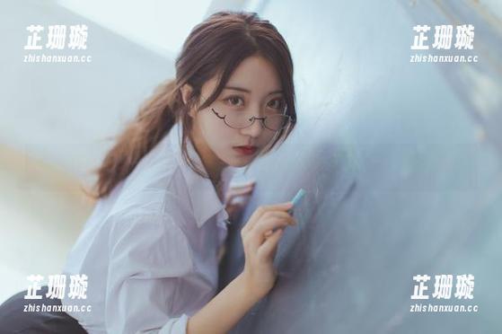 黑川私拍功力初显，霞之丘诗羽学姐的绝美原图让人惊艳