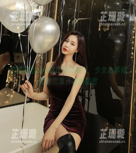 黑猫猫ovo 在黑猫猫ovo的定制写真中,少女心事如花般次第开放的秘密